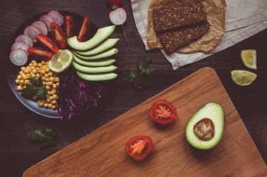 Kepekli ekmek ile sağlıklı salata. Sağlıklı gıda kavramı. Vegan gıda. Vejetaryen diyet