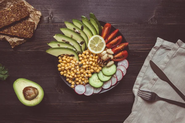 Concepto de comida saludable. Ensalada saludable con garbanzos y verduras en la mesa de madera. Comida vegana. Dieta vegetariana —  Fotos de Stock