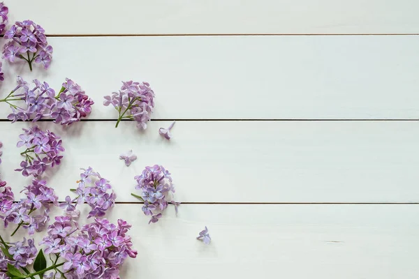 Composición de flores. Fondo tierno. Hermosas flores de color lila fresco sobre fondo de madera — Foto de Stock