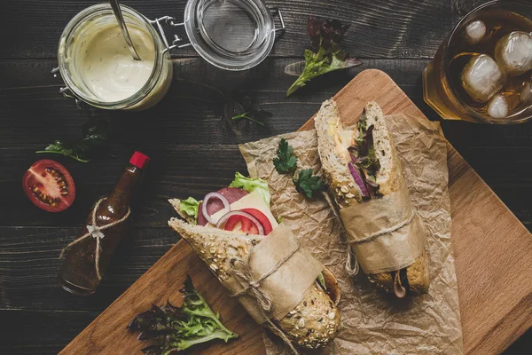 나무 테이블에 신선한 맛 있는 잠수함 샌드위치. 상위 뷰 — 스톡 사진