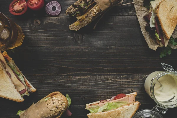 복사 공간 어두운 나무 테이블에 신선한 맛 있는 샌드위치. 상위 뷰 — 스톡 사진