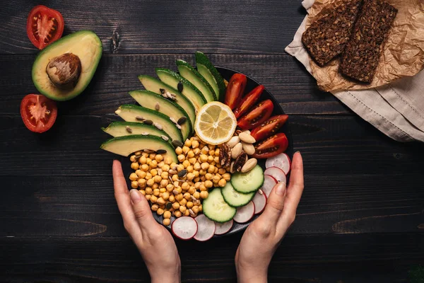 Sağlıklı gıda kavramı. Sağlıklı salata Nohut ile holding eller 