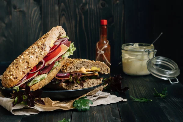 Свіжий смачний бутерброд підводних човнів і соуси на дерев'яному темряві — стокове фото