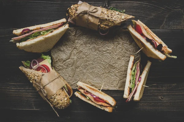 신선한 맛 있는 샌드위치와 어두운 나무 테이블에 복사 sp — 스톡 사진