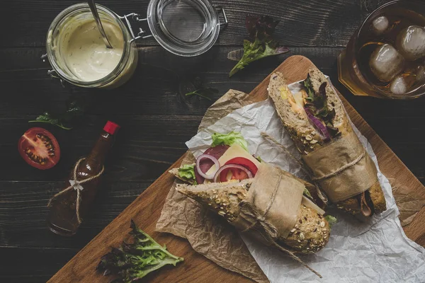 나무 테이블에 신선한 맛 있는 잠수함 샌드위치. 최고 6 — 스톡 사진