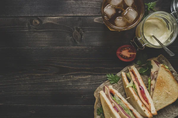 Sandwich de club fresco delicioso, salsas y bebida en la da de madera — Foto de Stock