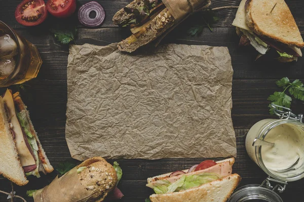 신선한 맛 있는 샌드위치와 어두운 나무 테이블에 복사 sp — 스톡 사진