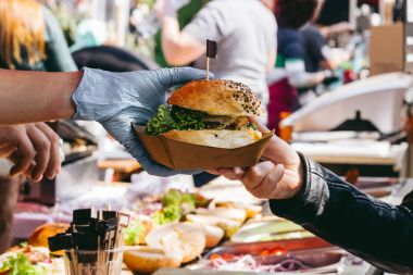 Lezzetli taze hamburger gıda pazarında, yemek hazır. Yakın çekim