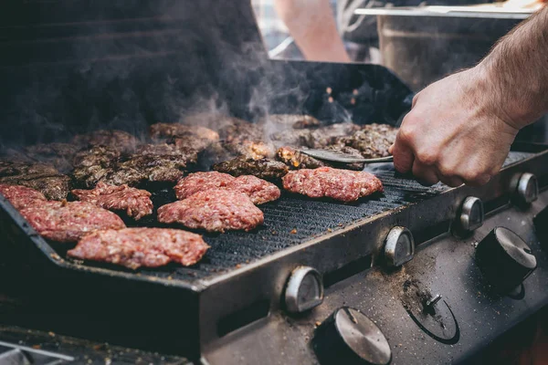 Açık ızgarada pişirme lezzetli sulu et Burger