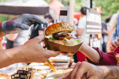 Lezzetli taze hamburger gıda pazarında, yemek hazır. Yakın çekim