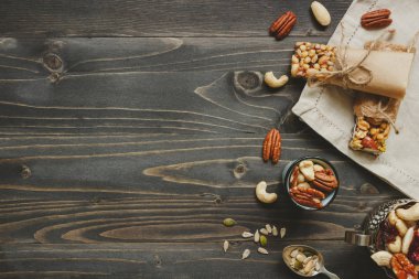 Fındık arka plan. Sağlıklı barlar ile fındık, tohumlar ve kuruyemiş kopya alanı ile ahşap tablo