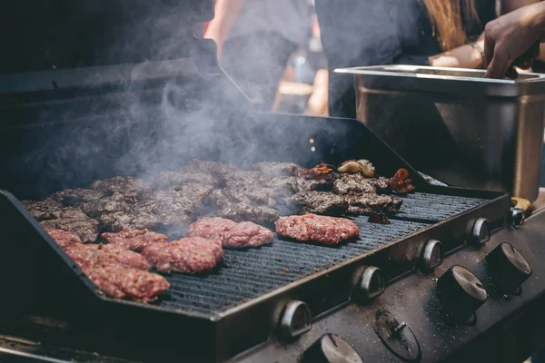 Finom, szaftos hús hamburgereket a grill szabadtéri főzés — Stock Fotó