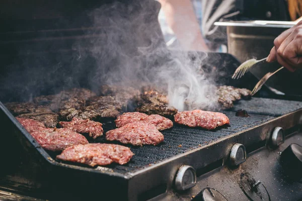 Vaření chutné šťavnaté maso karbanátky na venkovním grilu — Stock fotografie