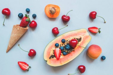 Yaz arka plan. Görünümü taze sulu çilek, papaya ve tatlı waffle koni üzerinde mavi arka plan, top