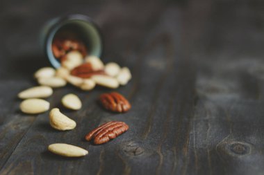Fındık karışımı. Kaju fıstığı, badem ve pecans ahşap tablo, kopya alanı. Seçici odak