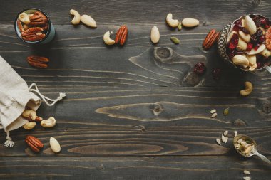 Sağlıklı barlar ile fındık, tohumlar ve kuruyemiş kopya alanı ile ahşap tablo