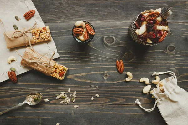 ナッツ、種子と木製のテーブルにドライ フルーツと健康的なバー トップ ビュー — ストック写真