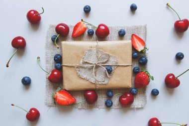 Kraft kağıt ve yaz ile sarılmış şirin hediye kutusu çilek en iyi görünümü. Yaz hediye