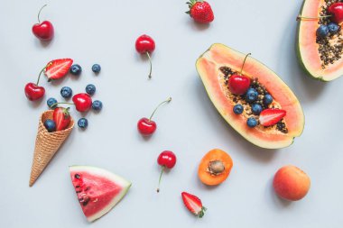 Yaz arka plan. Görünümü taze sulu çilek, papaya ve tatlı waffle koni üzerinde mavi arka plan, top
