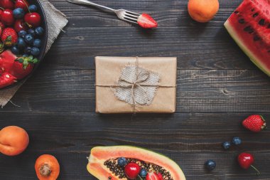 Kraft kağıt ve yaz ile sarılmış şirin hediye kutusu meyve en iyi görünümü. Yaz hediye