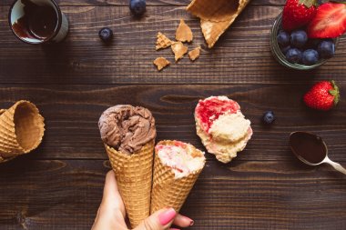 Taze meyveleri ve ahşap zemin, üstten görünüm üzerine çikolata sosu ile dondurma