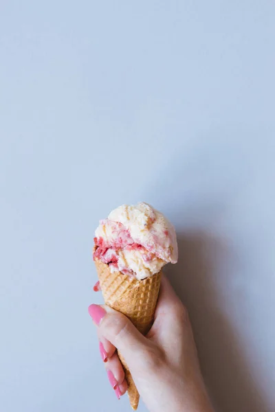 Hands holding ice-cream on the blue background, top view — Stock Photo, Image