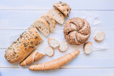 Mavi ahşap arka plan üstten görünüm taze ekmek