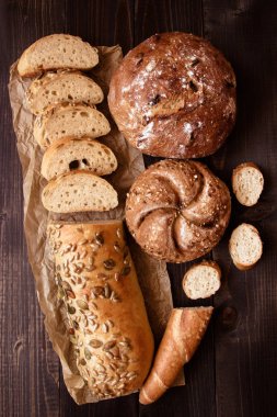 Koyu ahşap arka plan üstten görünüm taze dilimlenmiş ekmek
