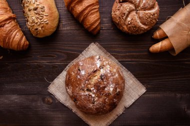 Koyu ahşap arka plan üstten görünüm taze ekmek