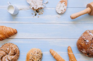 Mavi ahşap arka plan üstten görünüm taze ekmek. Kopya alanı ile
