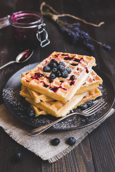 Gofres belgas caseros con arándanos y mermelada en la mesa de madera oscura — Foto de Stock