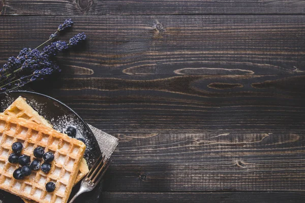 Gofres belgas caseros con arándanos en la mesa de madera oscura con espacio para copiar — Foto de Stock