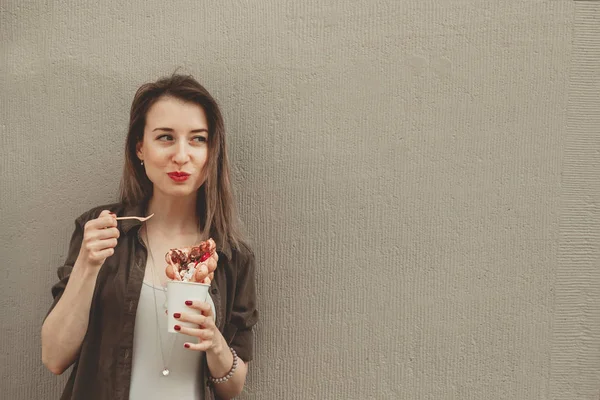 Genç kadın ile meyve, çikolata ve şekerleme, kopya alanı ile kabarcık gözleme yemek