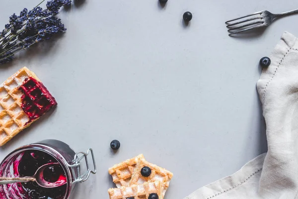 Gofres belgas caseros con arándanos y mermelada en la mesa azul claro con espacio para copiar — Foto de Stock