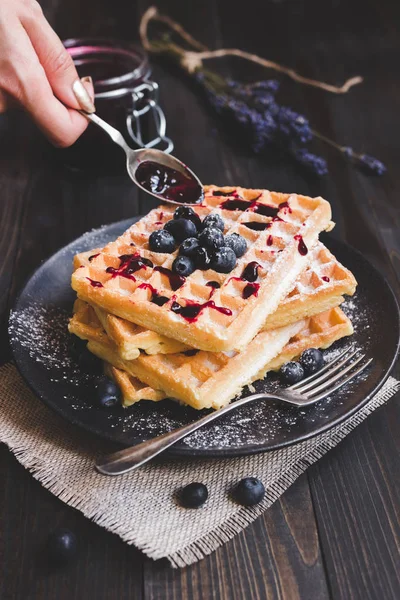 Gofres belgas caseros con arándanos y mermelada en la oscuridad wo — Foto de Stock