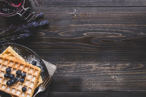 Zelfgemaakte Belgische wafels met bosbessen op het donkere houten tabblad — Stockfoto