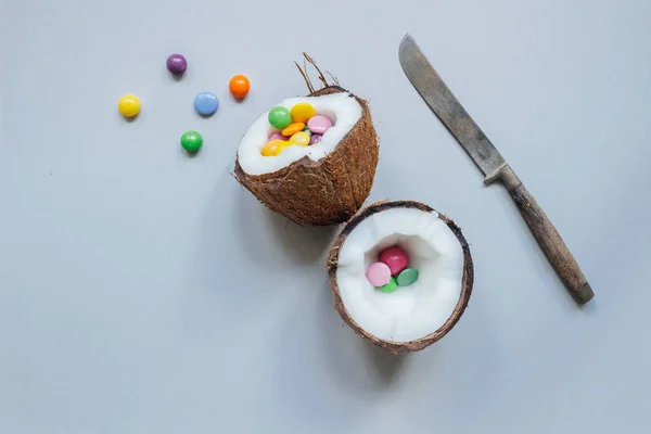 Ώριμα καρύδας με πολύχρωμα γλυκά στο γκρι φόντο, το top view — Φωτογραφία Αρχείου