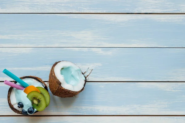 Dojrzały kokos na drewnianym stole niebieski, widok z góry, z miejsca kopii — Zdjęcie stockowe