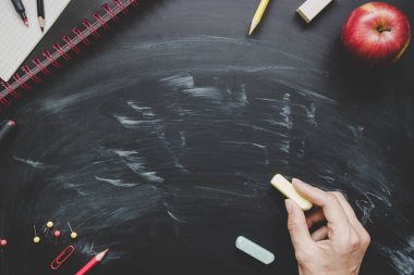 Okula dönüş. Kara tahta arka plan ile kopya alanı üzerinde okul malzemeleri