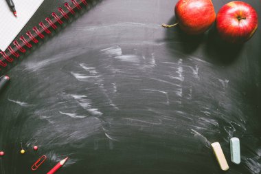 Okula dönüş. Kara tahta arka plan ile kopya alanı üzerinde okul malzemeleri