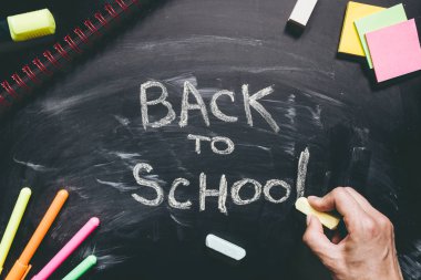 Okula dönüş. Kara tahta arka plan, eğitim kavramı üzerinde okul malzemeleri