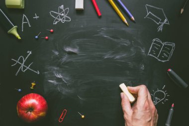 Okula dönüş. Tahta arka plan ile kopya alanı üzerinde okul malzemeleri