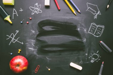 Okula dönüş. Kara tahta arka plan ile kopya alanı üzerinde okul malzemeleri