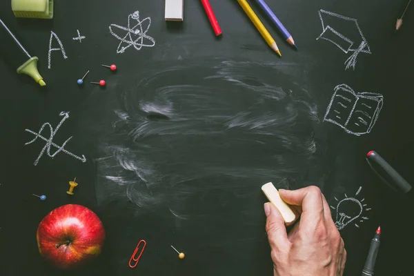 Okula dönüş. Tahta arka plan ile kopya alanı üzerinde okul malzemeleri