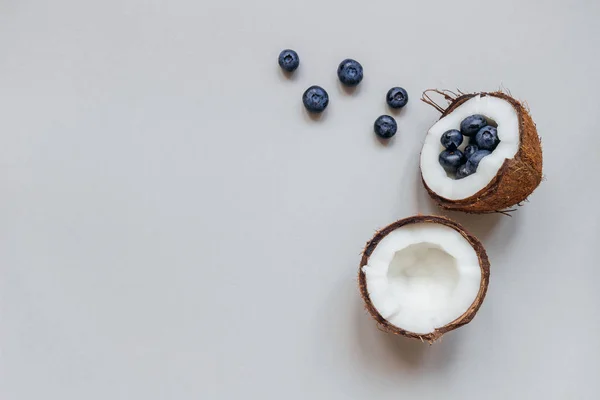 Blueberry gri arka planda, kopya alanı ile üstten görünüm ile olgun hindistan cevizi — Stok fotoğraf