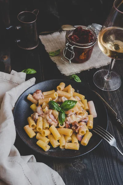 Rigatoni pasta with sea food and basil on the wooden black table, top view — Stock Photo, Image