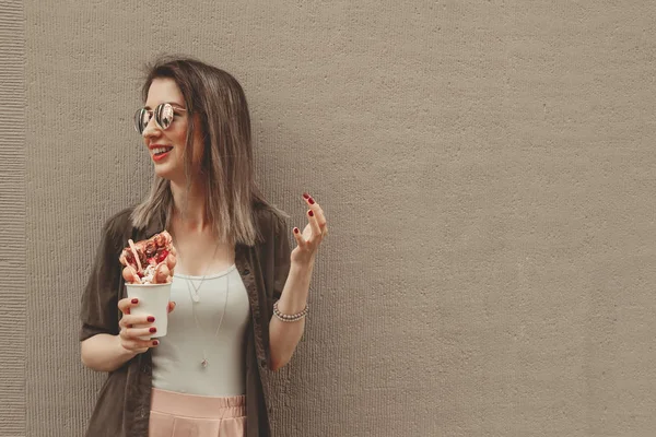 Genç kadın ile meyve, çikolata ve şekerleme, kopya alanı ile kabarcık gözleme yemek