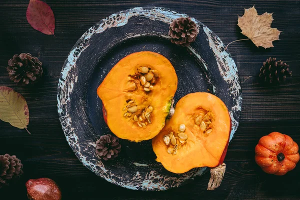 Ripe pumpkin on the wooden background, top view — Stock Photo, Image