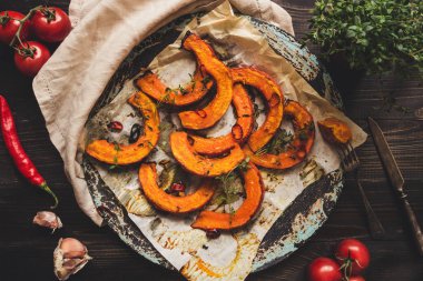 Kekik ve biber ahşap masa, üstten görünüm üzerinde kabak pişmiş Delicious