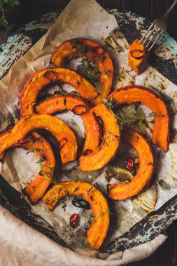 Kekik ve biber ahşap masa, üstten görünüm üzerinde kabak pişmiş Delicious